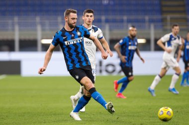 İtalya, Milan, 8 Mart 2021: FC INTER ATALANTA, Serie A 2020-2021 Gün 26, San Siro Stadyumu 'na karşı ilk yarıda Stefan De Vrij (İç defans oyuncusu) geride pas attı.