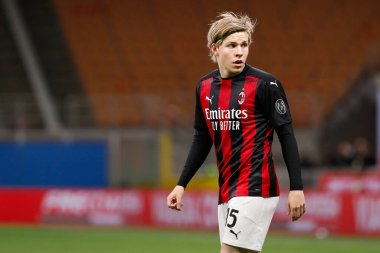 İtalya, Milan, 14 Mart 2021: Jens Petter Hauge (Milan orta saha oyuncusu), AC MILAN - NAPOLI, Serie A 2020-2021 gün 27, San Siro Stadyumu 'nda oynanan ikinci yarıda mücadele için bekliyor.