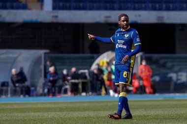 İtalya, Verona, 21 Mart 2021: Adrien Tameze (Hellas Verona orta saha oyuncusu) futbol maçında takım arkadaşlarına tavsiyelerde bulundu HELLAS VERONA - ATALANTA, Serie A 2020-2021 gün 28, Bentegodi Stadyumu