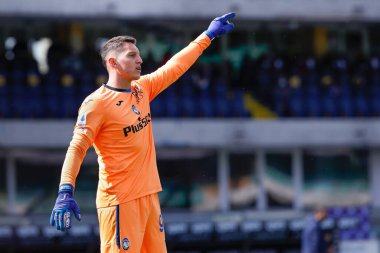 İtalya, Verona, 21 Mart 2021: Pierluigi Gollini (Atalanta kalecisi) futbol maçının ilk yarısında takım arkadaşlarına tavsiyelerde bulunur.