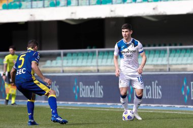 İtalya, Verona, 21 Mart 2021: Ruslan Malinovskyi (Atalanta orta saha oyuncusu) futbol maçının ikinci yarısında ön sahada top sürüyor HELLAS VERONA - ATALANTA, Serie A 2020-2021, Bentegodi Stadyumu, Bentegodi Stadyumu