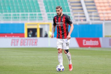 İtalya, Milan, 3 Nisan 2021: Theo Hernandez (Milan defans oyuncusu), AC MILAN ile SAMPDORIA, Serie A 2020-2021, San Siro Stadyumu arasındaki ilk yarıda ön sahada top sürüyor.
