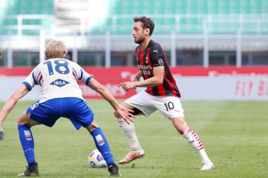 İtalya, Milan, 3 Nisan 2021: Hakan Calhanoğlu (Milan orta saha oyuncusu), AC MILAN ile SAMPDORIA, Serie A 2020-2021, San Siro Stadyumu maçının ilk yarısında ön sahada top sürüyor