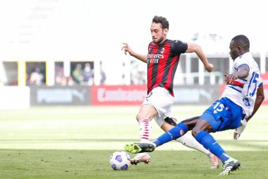 İtalya, Milan, 3 Nisan 2021: Hakan Calhanoğlu (Milan orta saha oyuncusu), AC MILAN ile SAMPDORIA, Serie A 2020-2021, San Siro Stadyumu maçının ilk yarısında penaltı sahasına saldırdı.