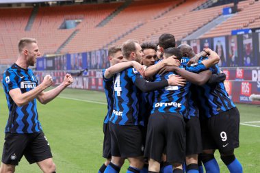 İtalya, Milan, 7 Nisan 2021: Romelu Lukaku (Inter forvet), FC INTER - SASSUOLO, Serie A 2020-2021 kurtarma günü San Siro Stadyumu 'nda oynanan maçta takım arkadaşlarıyla 10' da 1-0 'lık golü kutluyor.