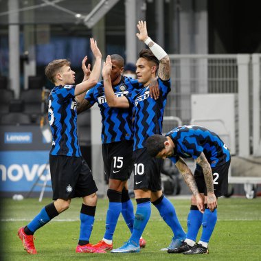 İtalya, Milan, 7 Nisan 2021: Lautaro Martinez (Inter forvet) takım arkadaşlarıyla FC INTER - SASSUOLO, Serie A 2020-2021 kurtarma günü San Siro Stadyumu 'nda 67' de 2-0 'lık golü kutluyor.