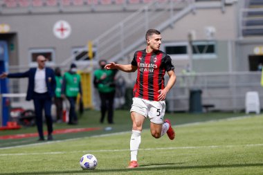 İtalya, Milan, 18 Nisan 2021: Diogo Dalot (Milan defans oyuncusu) futbol karşılaşması AC MILAN-GENOA, Serie A 2020-2021, San Siro Stadyumu 'nda oynanan ikinci yarıda topu ön sahada aldı.