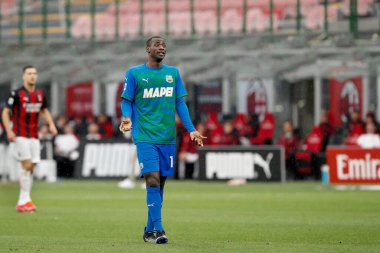 İtalya, Milan, 21 Nisan 2021: Pedro Obiang (Sassuolo orta saha oyuncusu), AC MILAN ile SASSUOLO, Serie A 2020-2021 Day32, San Siro Stadyumu maçının ilk yarısında takım arkadaşlarıyla konuştu.