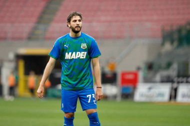 İtalya, Milan, 21 Nisan 2021: Manuel Locatelli (Sassuolo orta saha oyuncusu) AC MILAN - SASSUOLO, Serie A 2020-2021, San Siro Stadyumu, AC MILAN - SASSUOLO maçının ilk yarısındaki kaleci atışını bekliyor.