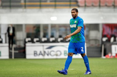 İtalya, Milan, 21 Nisan 2021: Marlon (Sassuolo defans oyuncusu) AC MILAN, SASSUOLO, Serie A 2020-2021, San Siro Stadyumu maçında ikinci yarıda müdahale bekliyor.