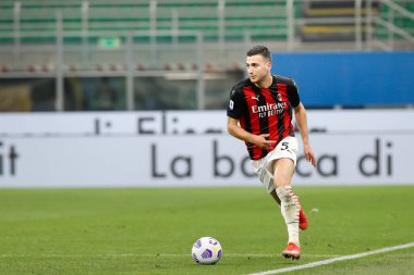 İtalya, Milan, 21 Nisan 2021: Diogo Dalot (Milan defans oyuncusu) futbol karşılaşması AC MILAN ile SASSUOLO, Serie A 2020-2021 gün 32, San Siro Stadyumu 'nda oynanan ikinci yarıda topu ön sahada aldı.