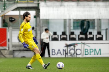 İtalya, Milan, 21 Nisan 2021: Andrea Consigli (Sassuolo kalecisi), AC MILAN ile SASSUOLO, Serie A 2020-2021 Day32, San Siro Stadyumu maçının ikinci yarısında arka sahada pas attı.