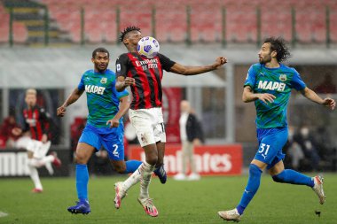 İtalya, Milan, 21 Nisan 2021: Rafael Leao (Milan forvet) futbol maçının ikinci yarısında akrobatik göğüs kontrolü AC MILAN SASSUOLO, Serie A 2020-2021 gün 32, San Siro Stadyumu