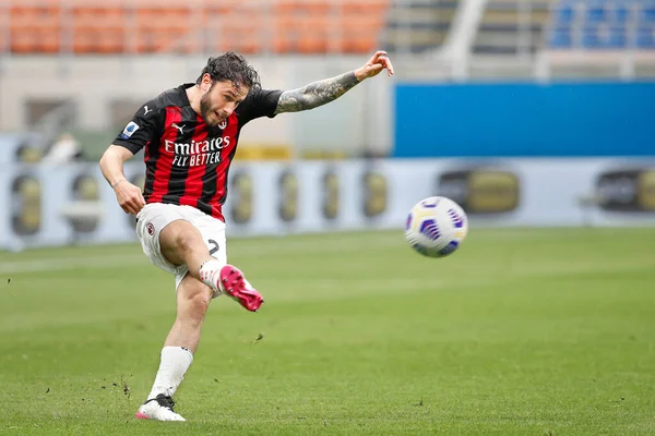 İtalya, Milan, 21 Nisan 2021: Davide Calabria (Milan defans oyuncusu) AC MILAN, SASSUOLO, Serie A 2020-2021, San Siro Stadyumu maçının ilk yarısında sağ taraftan çapraz atış yaptı.