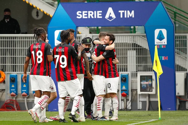 Italien Mailand April 2021 Hakan Calhanoglu Milan Mittelfeldspieler Feiert Mit — Stockfoto