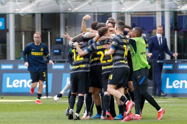 İtalya, Milan, 25 Nisan 2021: Matteo Darmian (İç defans oyuncusu) FC INTER-HELLAS VERONA, Serie A 2020-2021 Day33, San Siro Stadyumu 'nda 76' da 1-0 'lık golü kutluyor.