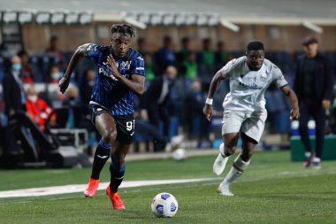 İtalya, Bergamo, 25 Nisan 2021: Duvan Zapata (Atalanta forveti), ATALANTA - BOLOGNA, Serie A 2020-2021 Day33, Gewiss Stadyumu 'na karşı oynanan maçın ilk yarısında penaltı sahasına saldırdı.