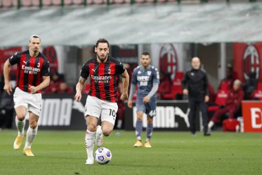 İtalya, Milan, Mayıs 12021: Hakan Calhanoğlu (Milan orta saha oyuncusu), AC MILAN BENEVENTO, Serie A 2020-2021 Day34, San Siro Stadyumu 'nda oynanan ilk maçta penaltı sahasına gidiyor.