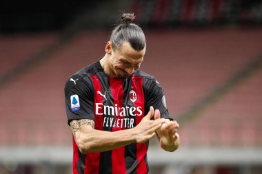 İtalya, Milan, Mayıs 12021: Zlatan Ibrahimovic (Milan forvet), AC MILAN - BENEVENTO, Serie A 2020-2021 gün 34, San Siro Stadyumu 'nda oynanan ilk yarıda iyi bir maçı kaçırdığı için üzgün.