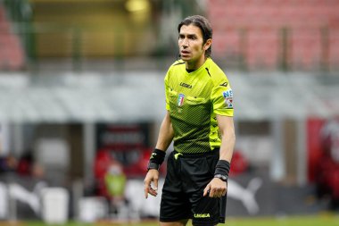 İtalya, Milan, Mayıs 12021: Gianpaolo Calvarese (hakem) futbol maçının ikinci yarısında köşede BENEVENTO, Serie A 2020-2021 Day34, San Siro Stadyumu