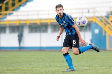 İtalya, Milan, Mayıs 12021: Mattia Sangalli (İç saha oyuncusu), FC INTER, SASSUOLO, Primavera1 2020-2021 tarihleri arasında Breda Stadyumu 'na karşı ilk yarıda ön sahada atış yaptı.