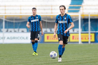 İtalya, Milan, Mayıs 12021: David Wieser (İç saha oyuncusu) FC INTER - SASSUOLO, Primavera1 2020-2021, Breda Stadyumu, FC INTER - SASSUOLO maçında ön sahada top sürüyor