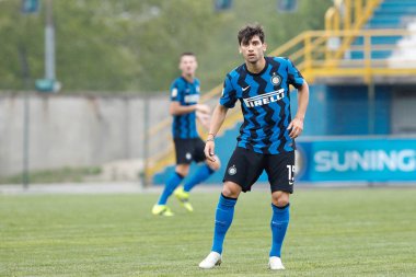 İtalya, Milan, Mayıs 12021: Mattia Mirarchi (Inter orta saha oyuncusu) FC INTER - SASSUOLO, Primavera1 2020-2021, Breda Stadyumu, FC INTER - SASSUOLO maçında ikinci yarıda kaleci atışını bekliyor.