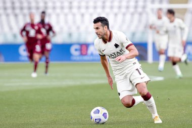 İtalya, Torino, 18 Nisan 2021: Pedro (Roman forvet) futbol maçının ilk yarısında ön sahada top sürüyor TORINO - AS ROMA, Serie A 2020-2021 gün 31, Olimpico Stadyumu