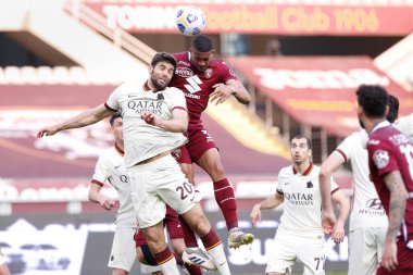 İtalya, Torino, 18 Nisan 2021: Federico Fazio (Roman defans oyuncusu) ve Bremer (Torino defans oyuncusu) futbol karşılaşmasının ikinci yarısında TORINO - AS ROMA, Serie A 2020-2021, Olimpico stadyumu, Olimpico stadyumu