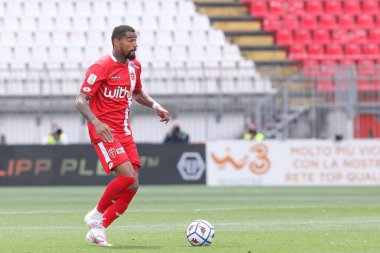 İtalya, Monza, 4 Mayıs 2021: Kevin-Prince Boateng (Monza orta saha oyuncusu) futbol maçının ilk yarısında ön sahada top sürüyor AC MONZA - LECCE, Serie BKT 2020-2021 Day36, U-Power Stadyumu