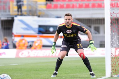 İtalya, Monza, 4 Mayıs 2021: Gabriel Vasconcelos Ferreira (Lecce kalecisi) futbol maçının ilk yarısında AC MONZA - LECCE, Serie BKT 2020-2021 Day36, U-Power Stadyumu