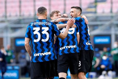 İtalya, Milan, 8 Mayıs 2021: Andrea Pinamonti (Inter forvet) FC INTER - SAMPDORIA, Serie A 2020-2021 Day35, San Siro Stadyumu, FC INTER maçında 61 'de 4-1' lik golü takım arkadaşlarıyla kutluyor.