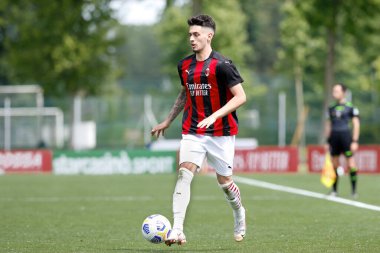 İtalya, Milan, 8 Mayıs 2021: Andrea Capone (Milan forveti) futbol maçının ikinci yarısında topu sahaya çıkardı AC MILAN, SS LAZIO, Primavera1 2020-2021 gün 22, Vismara Center