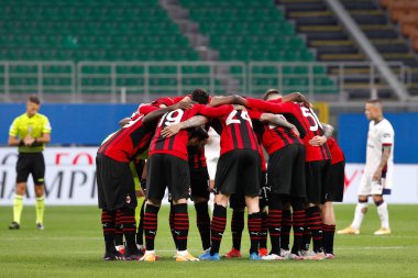 İtalya, Milan, 16 Mayıs 2021: ac Milan 'ın orta sahadaki oyuncuları futbol maçı AC MILAN-CAGLIARI, Serie A 2020-2021 Gün 37, San Siro Stadyumu maçından önce birbirlerini kışkırtıyorlar.