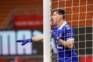 İtalya, Milan, 16 Mayıs 2021: Alessio Cragno (Cagliari kalecisi) AC MILAN-CAGLIARI, Serie A 2020-2021 gün 37, San Siro Stadyumu, AC MILAN-CAGLIARI maçında takım arkadaşlarına tavsiyelerde bulundu.