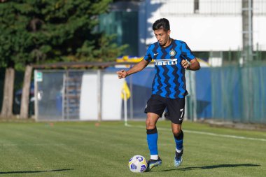 İtalya, Milan, 13 Haziran 2021: Franco Vezzoni (Orta saha oyuncusu) futbol maçının ilk yarısında ön sahada top sürüyor FC INTER - BOLOGNA, Primavera1 2020-2021 gün 29, Breda Stadyumu