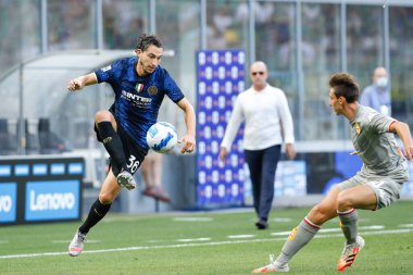 İtalya, Milan, 21 Ağustos 2021: FC INTER - GENOA, Serie A 2021-2022 Gün 1, San Siro Stadyumu, FC INTER maçının ilk yarısında Matteo Darmian (İç defans) akrobatik top kontrolü