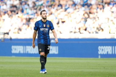 İtalya, Milan, 21 Ağustos 2021: Hakan Calhanoğlu (Inter orta saha oyuncusu) FC INTER - GENOA, Serie A 2021-2022 Gün 1, San Siro Stadyumu, FC INTER - GENOA maçında ilk yarıda kaleci atışı bekliyor