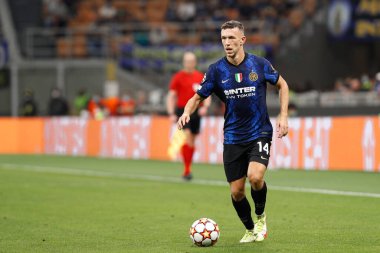 İtalya, Milan, 15 Eylül 2021: İvan Perisiç (Inter forvet) futbol maçının ilk yarısında ön sahada top sürüyor FC INTER - REAL MADRID, Şampiyonlar Ligi maçı 1, San Siro Stadyumu