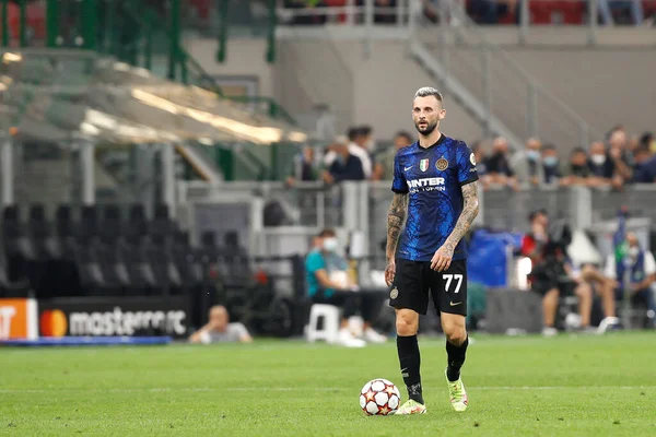 İtalya, Milan, 15 Eylül 2021: Marcelo Brozovic (Inter orta saha oyuncusu) futbol maçının ilk yarısında ön sahada top sürüyor FC INTER - REAL MADRID, Şampiyonlar Ligi maçı, San Siro Stadyumu