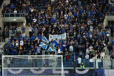 İtalya, Bergamo, 21 Eylül 2021: Atalanta 'nın taraftarları ATALANTA - SASSUOLO, Serie A 2021-2022 Gün 5, Gewiss Stadyumu maçında tribünlerde bayrak sallıyor ve pankart gösteriyorlar.