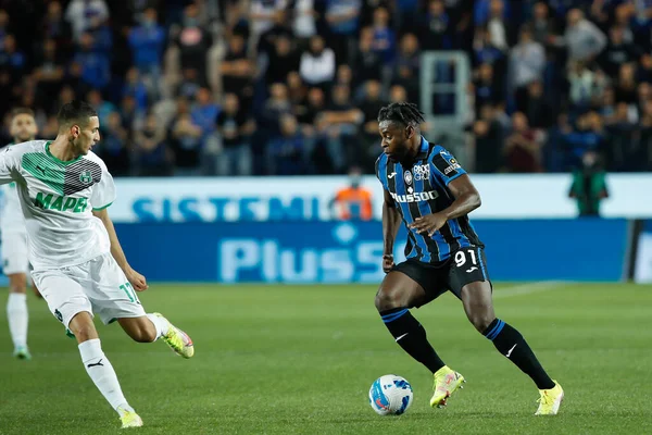 İtalya, Bergamo, 21 Eylül 2021: Duvan Zapata (Atalanta forveti), ATALANTA - SASSUOLO, Serie A 2021-2022 Day5, Gewiss Stadyumu, Gewiss Stadyumu 'nda oynanan ilk yarıda ön sahada top sürüyor.
