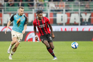 İtalya, Milan, 22 Eylül 2021: Rafael Leao (Milan forvet), AC MILAN-VENEZIA, Serie A 2021-2022 gün 5, San Siro Stadyumu 'nda oynanan maçın ikinci yarısında ön sahada pas attı.