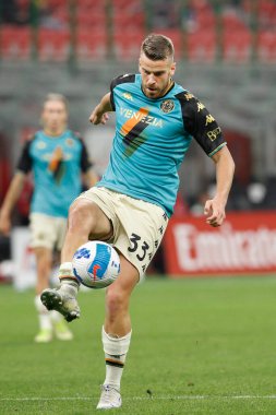 İtalya, Milan, 22 Eylül 2021: Domen Crnigoj (Venezia orta saha oyuncusu), AC MILAN-VENEZIA, Serie A 2021-2022 Gün 5, San Siro Stadyumu 'nda oynanan ikinci yarıda arka sahada pas attı.