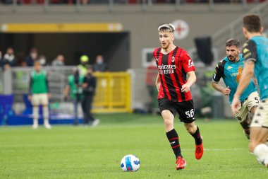İtalya, Milan, 22 Eylül 2021: Alexis Saelemaekers (Milan orta saha oyuncusu), AC MILAN-VENEZIA, Serie A 2021-2022 gün 5, San Siro Stadyumu 'nda oynanan ikinci yarıda ön sahada top sürüyor.