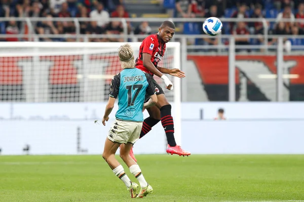 İtalya, Milan, 22 Eylül 2021: Pierre Kalulu (Milan defans oyuncusu) AC MILAN - VENEZIA, Serie A 2021-2022 Gün 5, San Siro Stadyumu