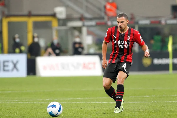 İtalya, Milan, 22 Eylül 2021: Ismael Bennacer (Milan orta saha oyuncusu), AC MILAN-VENEZIA, Serie A 2021-2022 Gün 5, San Siro Stadyumu 'nda oynanan futbol maçının ilk yarısında ön sahada pas attı.