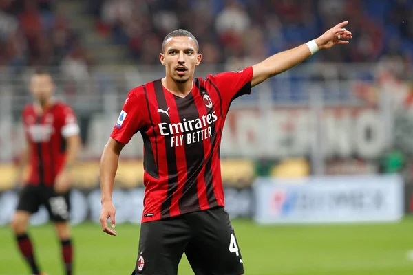İtalya, Milan, 22 Eylül 2021: Ismael Bennacer (Milano orta saha oyuncusu), AC MILAN-VENEZIA, Serie A 2021-2022, San Siro Stadyumu 'ndaki ilk yarıda takım arkadaşlarına tavsiyelerde bulundu.