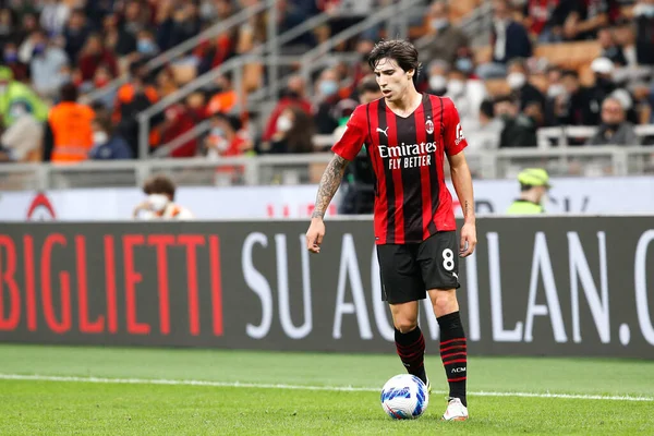 İtalya, Milan, 22 Eylül 2021: Sandro Tonali (Milan orta saha oyuncusu) futbol maçının ikinci yarısında ön sahada top sürüyor AC MILAN - VENEZIA, Serie A 2021-2022 Gün 5, San Siro Stadyumu