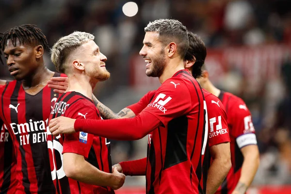 İtalya, Milan, 22 Eylül 2021: Theo Hernandez (Milan defans oyuncusu) 82 'de AC MILAN-VENEZIA, Serie A 2021-2022 gün 5, San Siro Stadyumu' nda oynanan maçta 2-0 'lık golü attı ve kutladı.